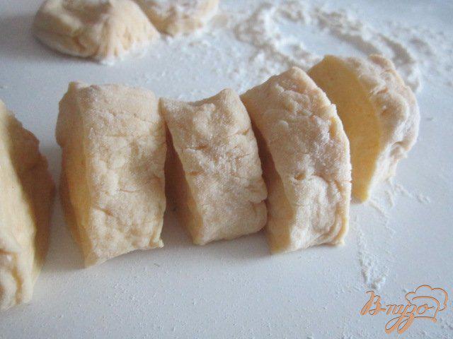 Фото приготовление рецепта: Песочные пирожки с картофелем, сыром и ветчиной шаг №6