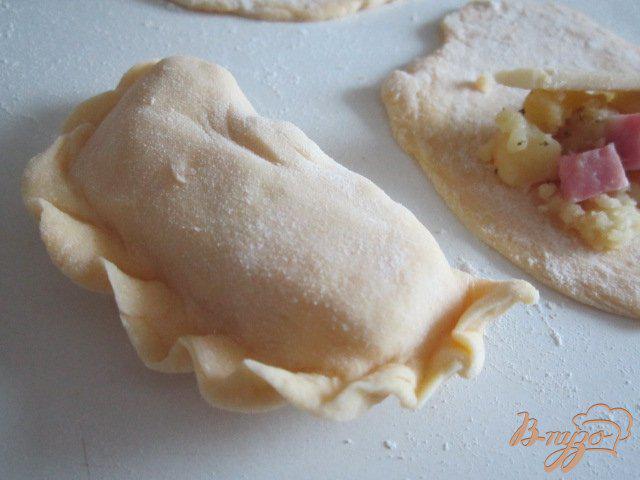 Фото приготовление рецепта: Песочные пирожки с картофелем, сыром и ветчиной шаг №8