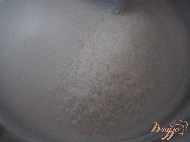 Фото приготовление рецепта: Черная смородина с кокосовым кремом.. шаг №6
