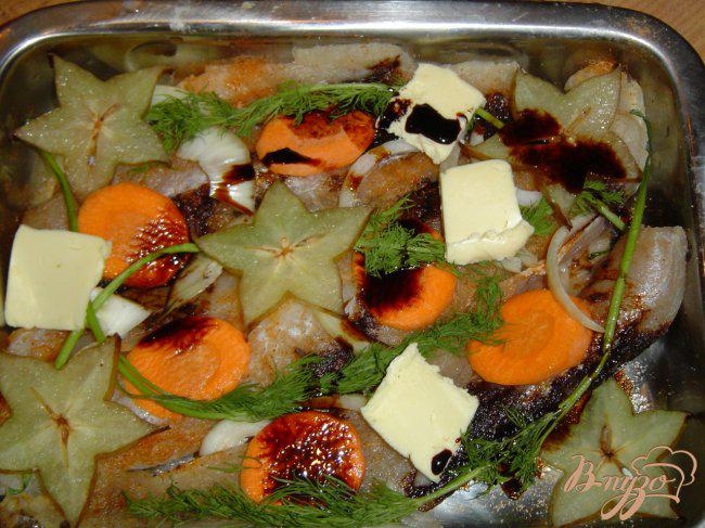Фото приготовление рецепта: Рыба , запеченная под соевым соусом с карамболой шаг №3