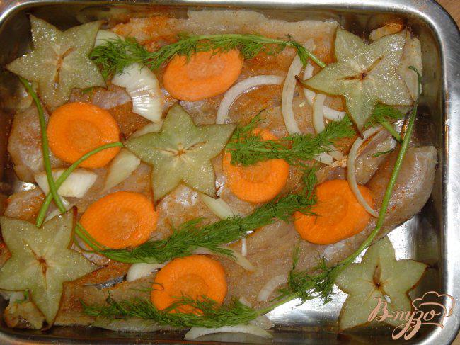 Фото приготовление рецепта: Рыба , запеченная под соевым соусом с карамболой шаг №2