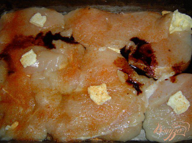 Фото приготовление рецепта: Куриная грудка запеченная , с овощным гарниром шаг №4