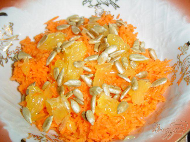 Фото приготовление рецепта: Морковный салат с апельсином шаг №4