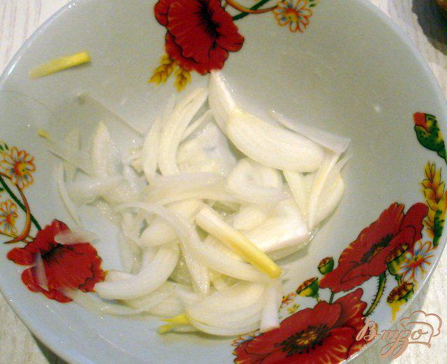 Фото приготовление рецепта: Салат из фасоли с сельдью шаг №2