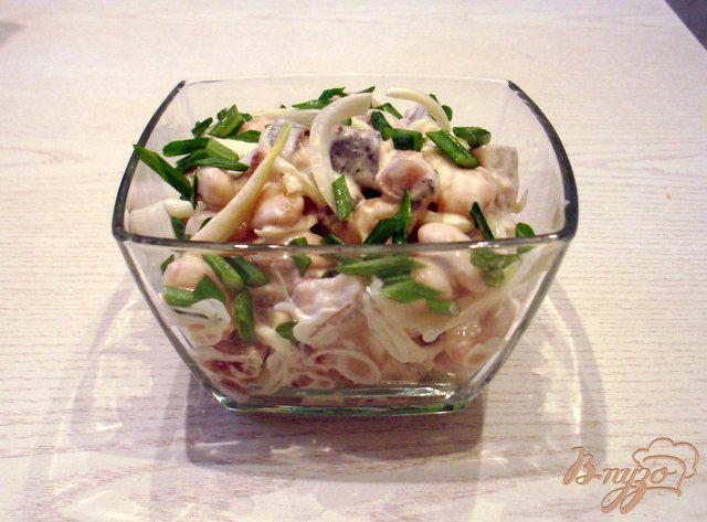 Фото приготовление рецепта: Салат из фасоли с сельдью шаг №4