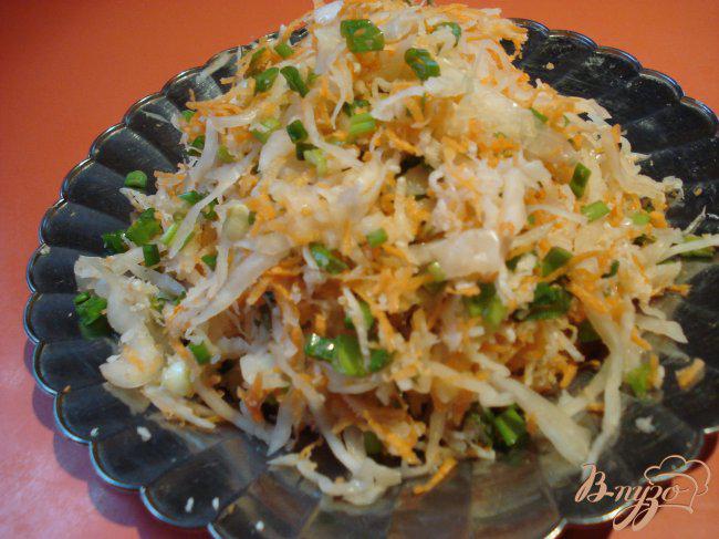 Фото приготовление рецепта: Салат из редьки и квашеной капусты шаг №5