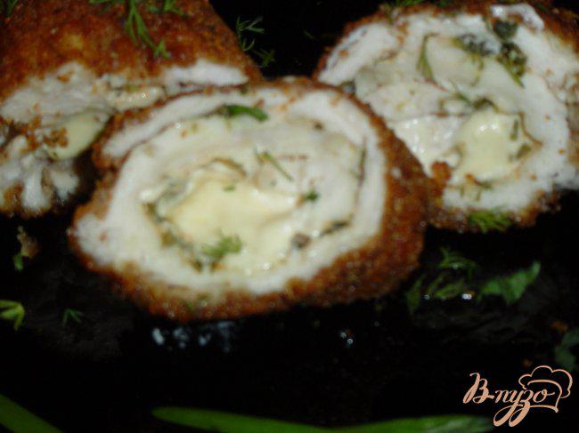 Фото приготовление рецепта: Рулетики из куриной грудки с плавленым сыром и зеленью шаг №9
