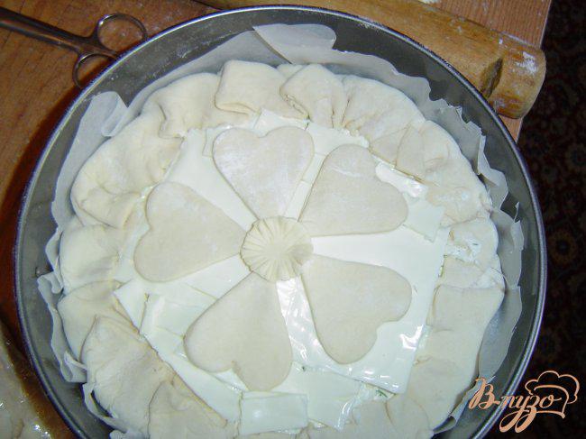 Фото приготовление рецепта: Пирог из слоеного теста с творогом и зеленью шаг №9