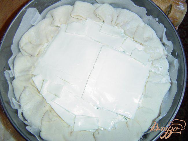 Фото приготовление рецепта: Пирог из слоеного теста с творогом и зеленью шаг №8