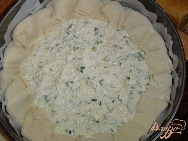 Фото приготовление рецепта: Пирог из слоеного теста с творогом и зеленью шаг №6