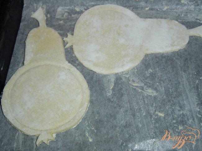 Фото приготовление рецепта: Карамелизированные груши в слойках шаг №5