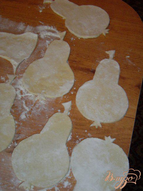 Фото приготовление рецепта: Карамелизированные груши в слойках шаг №3