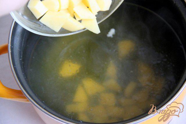 Фото приготовление рецепта: Детский  суп с зелёным горошком и яйцом шаг №3