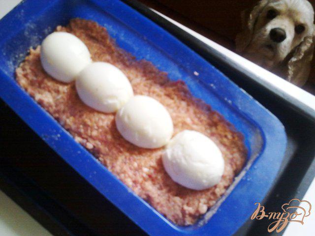 Фото приготовление рецепта: Мясной кекс с яйцом. шаг №7