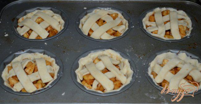 Фото приготовление рецепта: Мини яблочный пирог(Mini Apple Pies) шаг №4