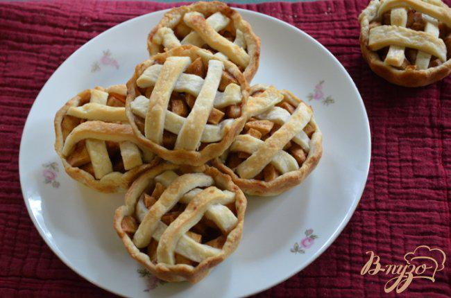 Фото приготовление рецепта: Мини яблочный пирог(Mini Apple Pies) шаг №5