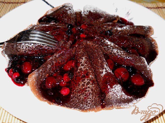 Фото приготовление рецепта: Шоколадные блины с ягодным соусом шаг №8