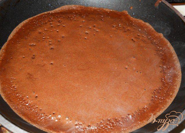 Фото приготовление рецепта: Шоколадные блины с ягодным соусом шаг №6