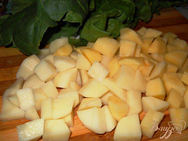 Фото приготовление рецепта: Картофельный суп со шпинатом шаг №2