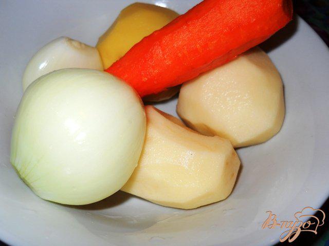Фото приготовление рецепта: Суп из белой фасоли с рыбными консервами шаг №2