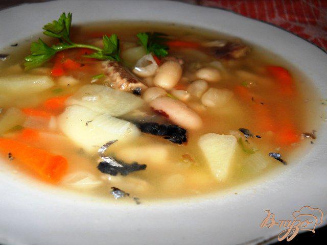 Фото приготовление рецепта: Суп из белой фасоли с рыбными консервами шаг №4