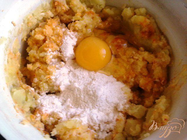 Фото приготовление рецепта: Картофельные котлетки с грибным соусом. шаг №6