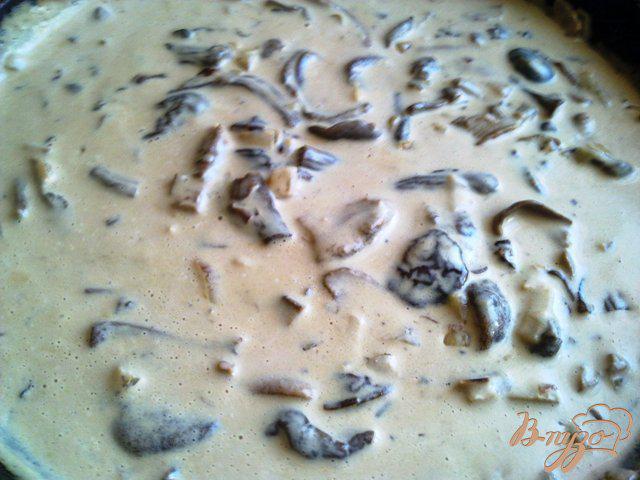 Фото приготовление рецепта: Картофельные котлетки с грибным соусом. шаг №9