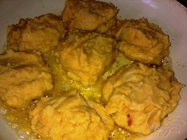 Фото приготовление рецепта: Картофельные котлетки с грибным соусом. шаг №7