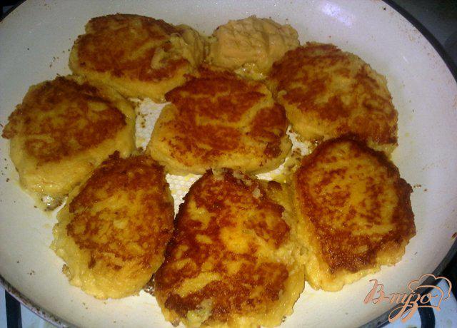 Фото приготовление рецепта: Картофельные котлетки с грибным соусом. шаг №8