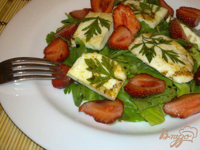 Фото приготовление рецепта: Салат из клубники с жареным сыром шаг №6