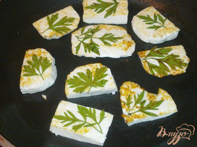 Фото приготовление рецепта: Салат из клубники с жареным сыром шаг №2