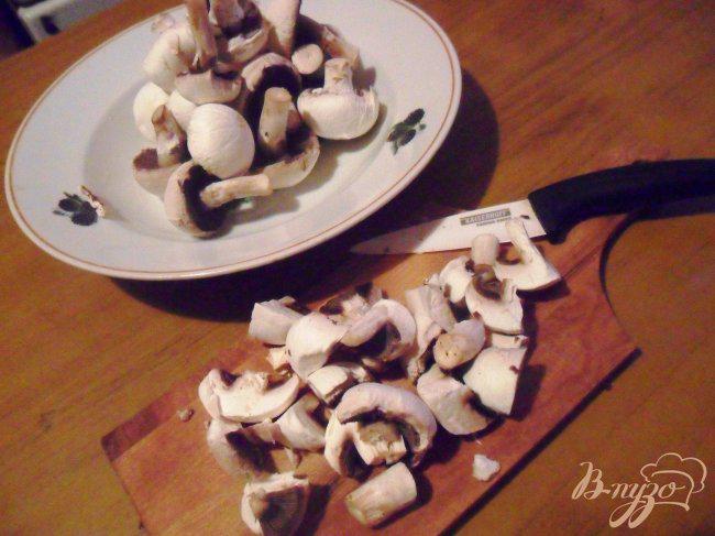 Фото приготовление рецепта: Пенне с грибами под сырным соусом шаг №1