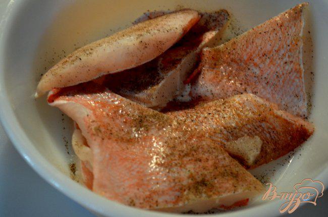 Фото приготовление рецепта: Рыба запеченная с жареным хреном и луком шаг №1