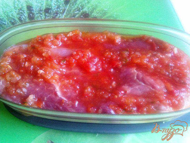 Фото приготовление рецепта: Отбивная в томатном маринаде. шаг №2