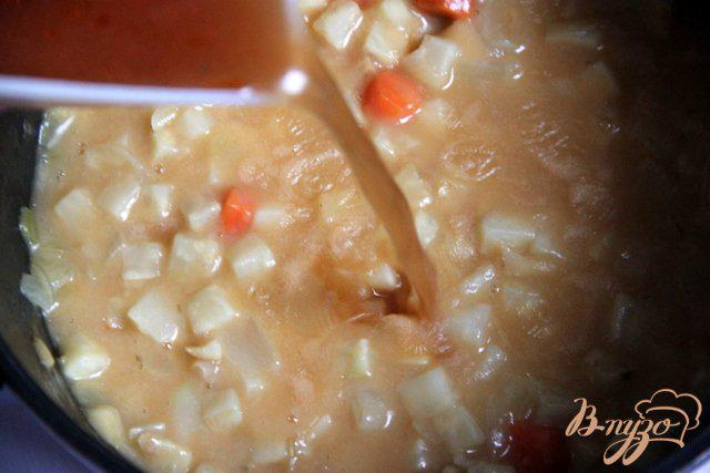 Фото приготовление рецепта: Бархатный крем-суп из картофеля и сельдерея с сыром шаг №4