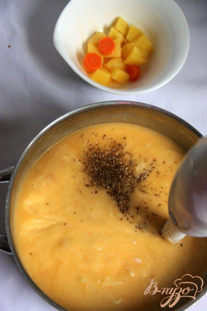 Фото приготовление рецепта: Бархатный крем-суп из картофеля и сельдерея с сыром шаг №7