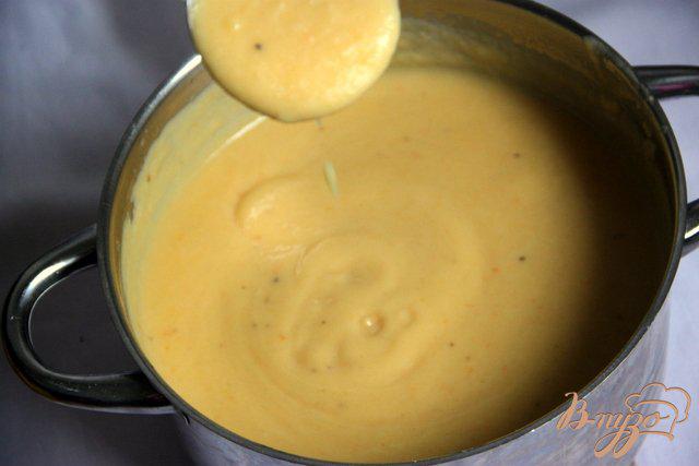 Фото приготовление рецепта: Бархатный крем-суп из картофеля и сельдерея с сыром шаг №8