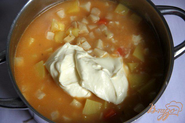 Фото приготовление рецепта: Бархатный крем-суп из картофеля и сельдерея с сыром шаг №6