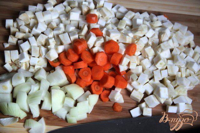 Фото приготовление рецепта: Бархатный крем-суп из картофеля и сельдерея с сыром шаг №2