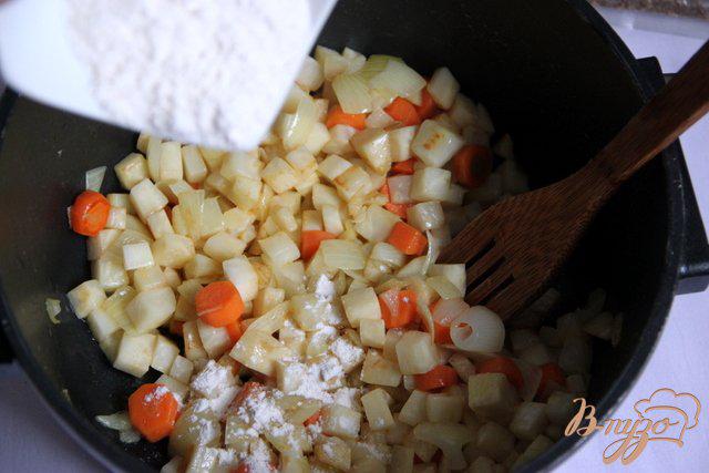 Фото приготовление рецепта: Бархатный крем-суп из картофеля и сельдерея с сыром шаг №3