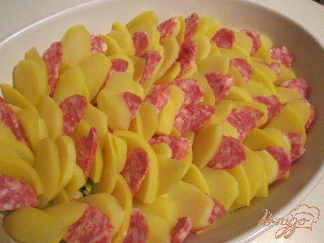 Фото приготовление рецепта: Овощная запеканка с копчеными колбасками шаг №5