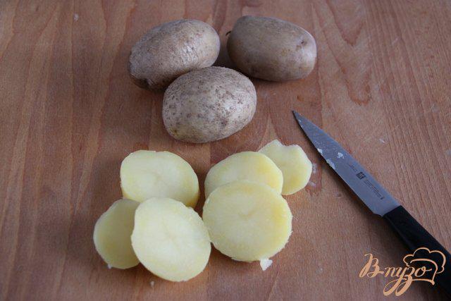 Фото приготовление рецепта: Картофельный салат со шпинатом шаг №1