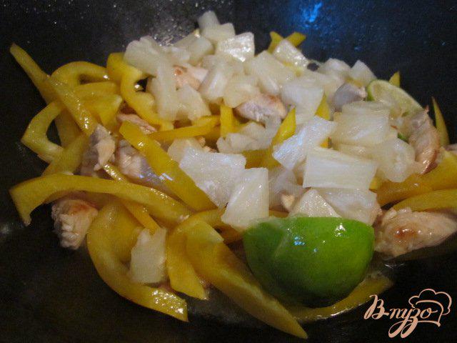 Фото приготовление рецепта: Куриные полоски в лимонном соусе шаг №4