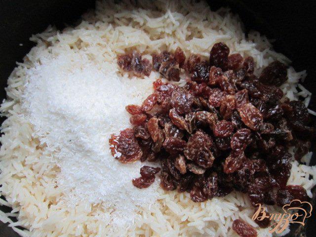 Фото приготовление рецепта: Кокосовый рис с изюмом шаг №1