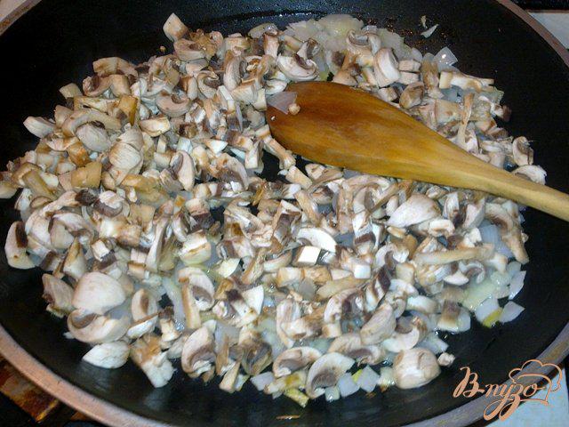 Фото приготовление рецепта: Вареники с картофелем и грибами шаг №3