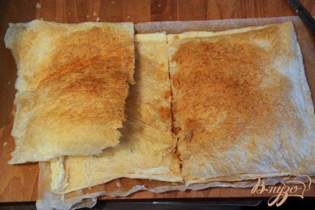 Фото приготовление рецепта: Греческий пирог с брынзой и перцем чили шаг №7