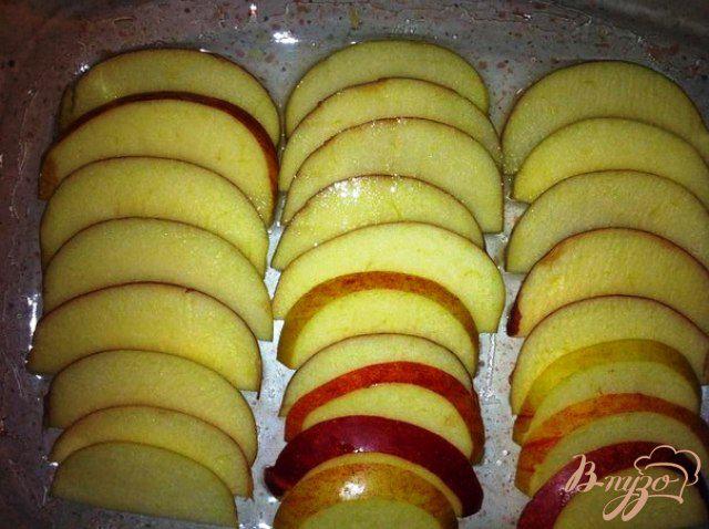 Фото приготовление рецепта: Утиные ножки в апельсиново-медовом маринаде с яблоками шаг №4