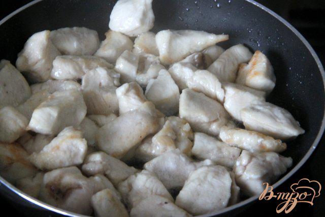 Фото приготовление рецепта: Гратин из картофеля с куриным рагу под миндальной корочкой шаг №3