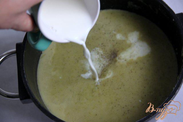 Фото приготовление рецепта: Брокколи крем-суп с творожной горгонзолой шаг №7