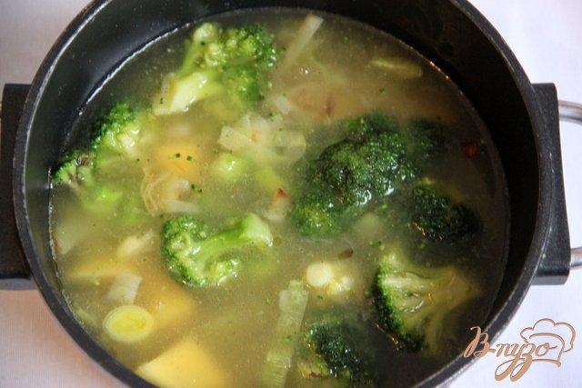 Фото приготовление рецепта: Брокколи крем-суп с творожной горгонзолой шаг №4